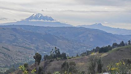 Volcanes Chimborazo (izq.) y Carihuairazo vistos desde el sudeste, el 28 de octubre de 2024.