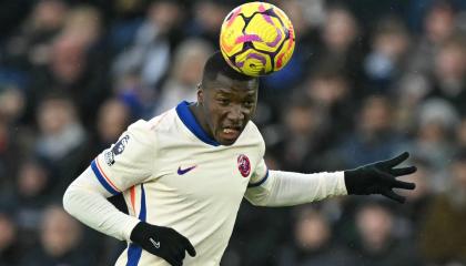 Moisés Caicedo durante el partido entre el Leicester City y el Chelsea por Premier League, 23 de noviembre de 2024.