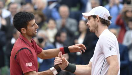 Novak Djokovic y Andy Murray se saludan después de la final de Roland Garros, en París, en 2016.