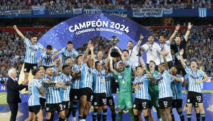 Jugadores de Racing celebran con el trofeo de la Copa Sudamericana tras vencer Cruzeiro este sábado 23 de noviembre de 2024, en Asunción.