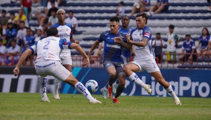 Jugadores de Emelec e Imbabura en el partido por la Fecha 14 de la LigaPro, 23 de noviembre de 2024.