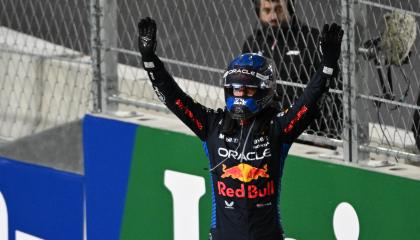 Max Verstappen levanta sus brazos después del Gran Premio de Las Vegas de Fórmula 1, el 23 de noviembre de 2024.