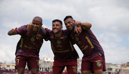 Los jugadores de Mushuc Runa festejan un gol ante El Nacional, en el estadio La Cocha de Latacunga, el domingo 24 de noviembre de 2024.