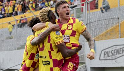 Jugadores de Sociedad Deportiva Aucas festejando su gol ante Delfín por LigaPro, 24 de noviembre de 2024.