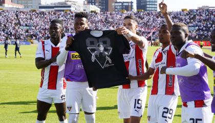 Jugadores de Liga de Quito dedicando el gol a Marco Angulo, 24 de noviembre de 2024.