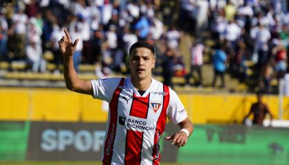 Álex Arce, delantero de Liga de Quito, festeja un gol ante Universidad Católica en el estadio Atahualpa, el domingo 24 de noviembre de 2024.