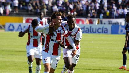 Los jugadores de Liga de Quito festejan un gol ante Universidad Católica, en el estadio Atahualpa, el domingo 24 de noviembre de 2024.