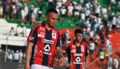 Los jugadores de Deportivo Quito durante el partido ante Liga de Portoviejo, en el estadio Reales Tamarindos, el 24 de noviembre de 2024.