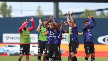 Los jugadores de Independiente del Valle saludan a su hinchada tras la victoria ante Macará, el domingo 24 de noviembre de 2024.