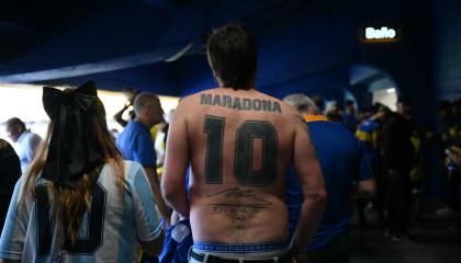 Un hincha de Boca Juniors con un tatuaje de Diego Maradona, en el estadio La Bombonera, el 21 de septiembre de 2024.