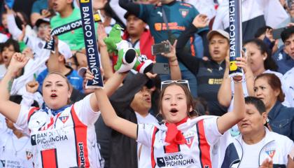 Hinchas de Liga de Quito alientan durante el partido de la Fecha 13 de la LigaPro, ante Independiente del Valle, el 9 de noviembre de 2024.