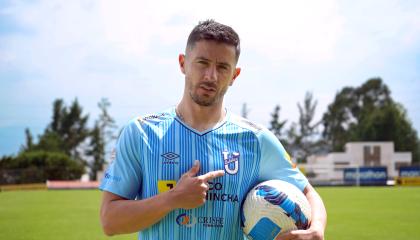 Facundo Martínez señala al escudo de Universidad Católica en su camiseta, en el complejo de La Armenia, en noviembre de 2024.