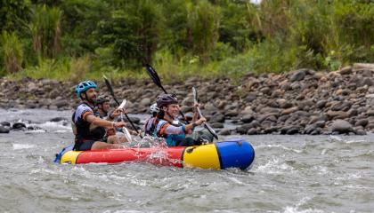 Cuatro competidores atraviesan un río en un bote inflable durante una edición del Huairasinchi, en Ecuador.