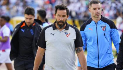 Pablo 'Vitamina' Sánchez, entrenador de Liga de Quito, camina por el césped del estadio Atahualpa, antes del partido ante Universidad Católica, el 24 de noviembre de 2024.