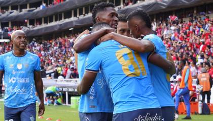 Jugadores de El Nacional festejan el primer gol a Independiente del Valle, el 27 de noviembre de 2024 en el estadio de Liga de Quito.