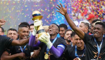 Los jugadores de El Nacional celebran el título de la Copa Ecuador, el 27 de noviembre de 2024.