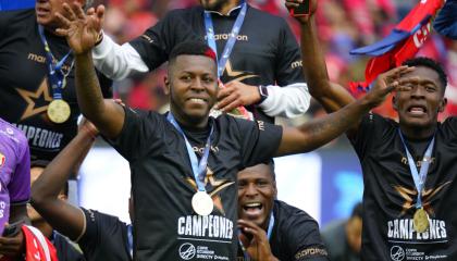 Gabriel Cortez, jugador de El Nacional, con su camiseta de campeón de la Copa Ecuador 2024, el 27 de noviembre.