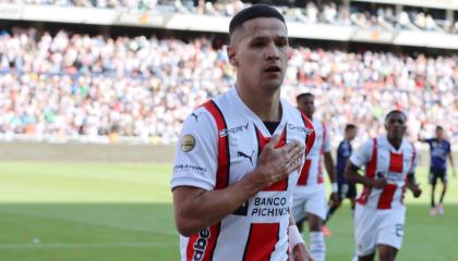 Álex Arce, de Liga de Quito, celebra un gol ante Independiente del Valle por la Fecha 13 de la LigaPro, el 9 de noviembre de 2024.