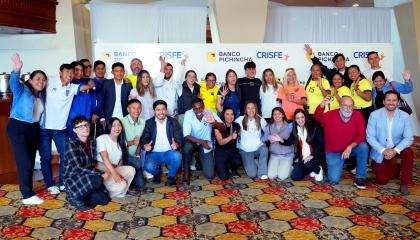 Deportistas, junto al exfutbolista Carlos Tenorio, durante una charla de educación financiera en Quito, el 29 de noviembre de 2024.