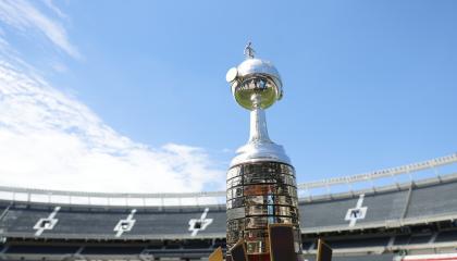 Fotografía del trofeo de la Copa Libertadores este viernes 29 de noviembre de 2024, en el estadio Más Monumental, en Buenos Aires (Argentina).