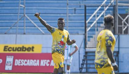 José Angulo, delantero de Delfín, celebra un gol ante Cumbayá, este 30 de noviembre de 2024, en el estadio Jocay.