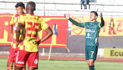 Leandro Pantoja, de Imbabura, levanta los brazos al cielo luego de la derrota ante Aucas en la Fecha 15 de la LigaPro, el sábado 30 de noviembre de 2024.