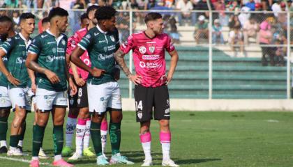 Los jugadores de Orense e Independiente del Valle durante el partido de la Fecha 15 de la LigaPro, el domingo 1 de diciembre de 2024.