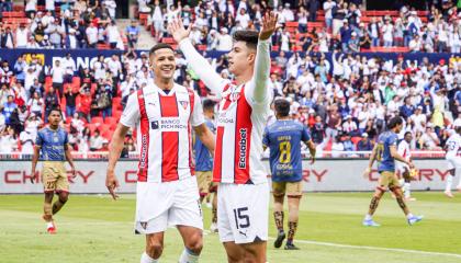 Gabriel Villamil festeja su gol con Álex Arce en el partido entre Liga de Quito y Deportivo Cuenca por la Fecha 15 de la LigaPro, el domingo 1 de diciembre de 2024.