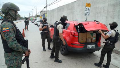 Militares y policías realizan un control vehicular durante el estado de excepción en Ecuador.