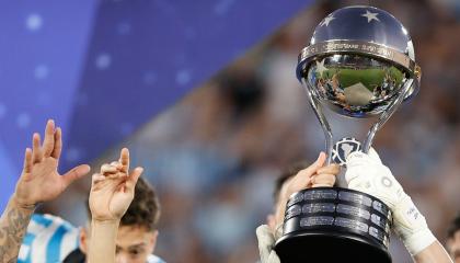 Los jugadores de Racing celebran con el trofeo de la Copa Sudamericana tras vencer Cruzeiro el sábado 30 de noviembre, en la final.