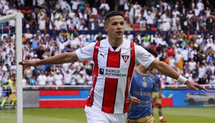 Alex Arce, de Liga de Quito, festeja el gol que le convirtió al Deportivo Cuenca, el 1 de diciembre de 2024.