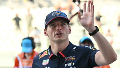 Max Verstappen saluda a varios aficionados durante el Gran Premio de Abu Dhabi de Fórmula 1, el 6 de diciembre de 2024.