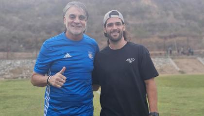 Carlos Alberto Juárez, exjugador de Emelec, junto a Facundo Castelli, actual futbolista de la plantilla.