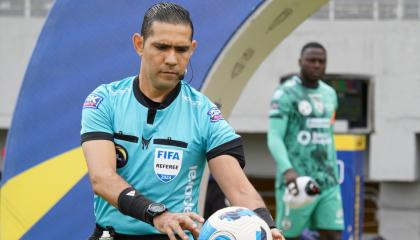 Guillermo Guerrero, como juez central, en el partido del domingo 1 de septiembre de 2024 entre Aucas e Independiente del Valle, por la LigaPro.