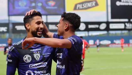 Jeison Medina y Kendry Páez, jugadores de Independiente del Valle, festejan un gol el 3 de noviembre de 2024 en el estadio Banco Guayaquil.