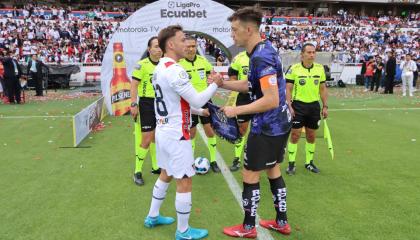 Los capitanes de Liga de Quito, Ezequiel Piovi, y de Independiente del Valle, Richard Schunke, saludan antes de la final de ida de la LigaPro, el sábado 7 de diciembre de 2024.