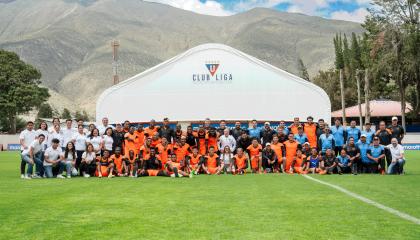 Jugadores de Liga de Quito junto a cuerpo técnico, dirigentes y colaboradores del club en el complejo de Pomasqui, el jueves 12 de diciembre de 2024.