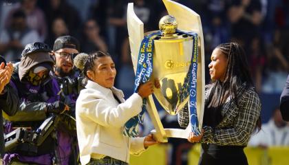 Lucía Yépez y Angie Palacios, con el trofeo de la LigaPro,antes de la final entre Independiente del Valle y Liga de Quito.