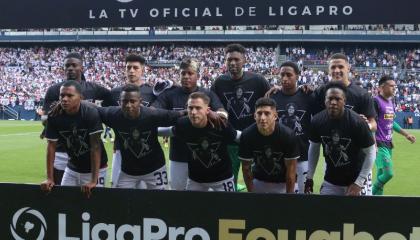 Equipo titular de Liga de Quito para foto de protocolo antes de la final con IDV, en el estadio Banco Guayaquil, el 14 de diciembre de 2024.