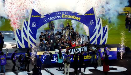 Los jugadores de Liga de Quito alzan el trofeo de campeones de la LigaPro, el 14 de diciembre de 2024.