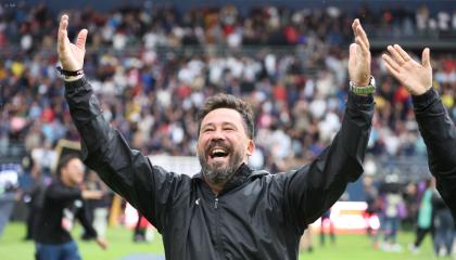 Pablo Sánchez, entrenador de Liga de Quito,festeja su título de campeón, este sábado 14 de diciembre de 2024.