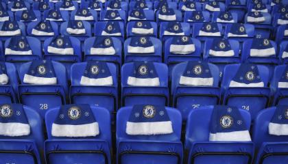 Gorros navideños del Chelsea sobre los asientos, antes de un partido, en el 'Boxing day' de 2017.