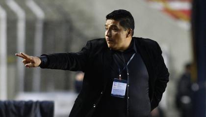 El técnico argentino Omar Asad, cuando dirigía al Aleays Ready, en un partido de Copa Libertadores en 2021.