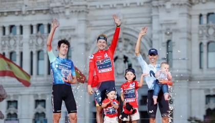 Ben O'Connor, Primoz Roglic y Enric Mas, en el podio de la Vuelta a España, el 8 de septiembre de 2024.