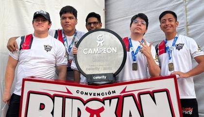 El equipo de eSports de Liga de Quito, con su título de League of Legends, el 13 de octubre de 2024.