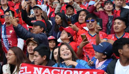 Hinchas de El Nacional en el estadio Rodrigo Paz Delgado el 27 de noviembre 2024, antes de la final de la Copa Ecuador ante Independiente del Valle.