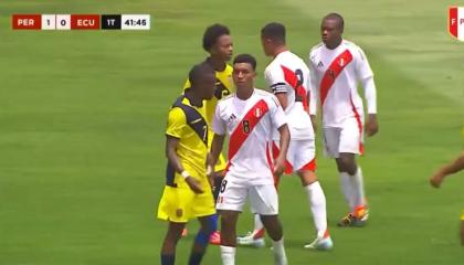 Jugadores de Ecuador y Perú, durante un amistoso Sub 20, el 20 de diciembre de 2024.