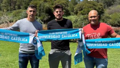 El estratega de Universidad Católica, Diego Martínez, junto a su cuerpo técnico Fernando López y Abiguey Vásquez.