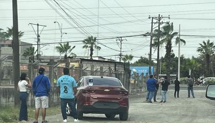 Hinchas identificados con Emelec en las afuera del Polideportivo de Los Samanes, este viernes 20 de diciembre de 2024.