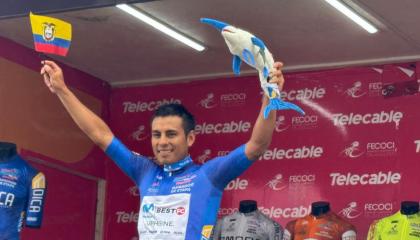 Santiago Montenegro celebrando su victoria en la Vuelta a Costa Rica, 21 de diciembre de 2024.